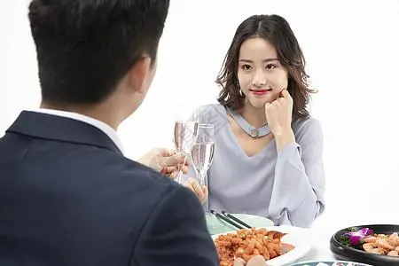 相亲认识的女生刚开始应该聊些什么（如何和一个刚认识的女生聊天）-第1张图片-飞扬号